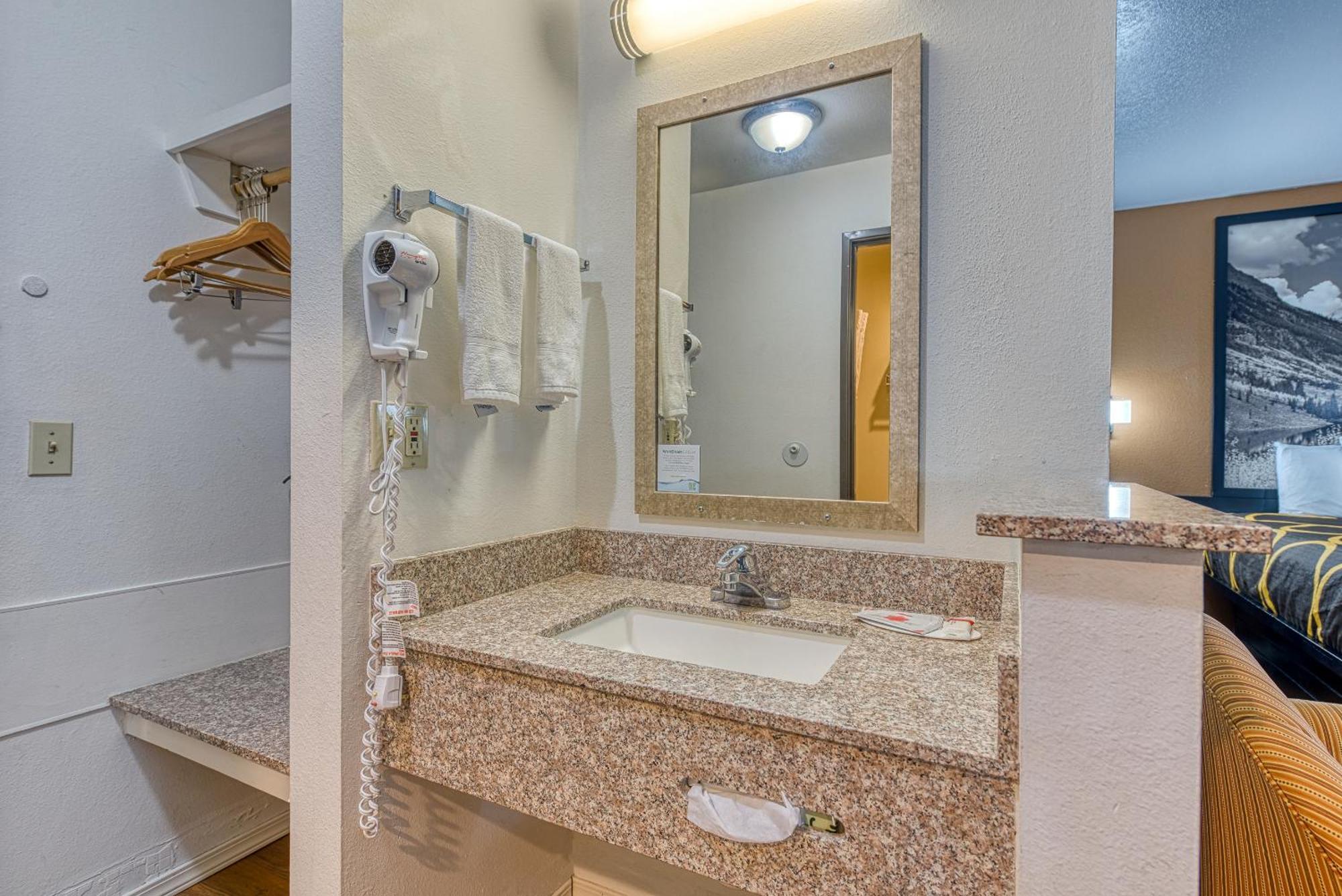 Super 8 By Wyndham Alamosa Motel Room photo