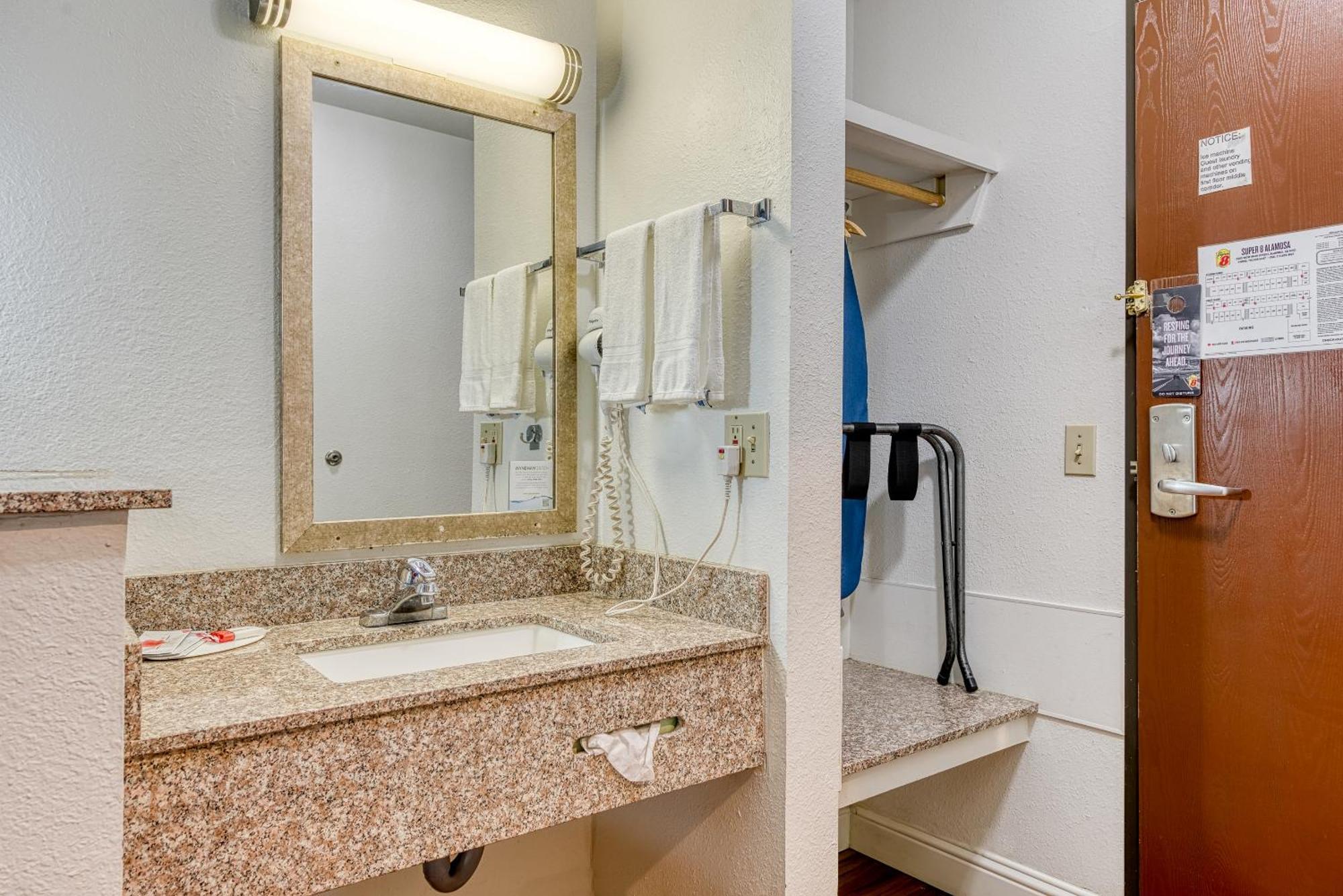 Super 8 By Wyndham Alamosa Motel Room photo